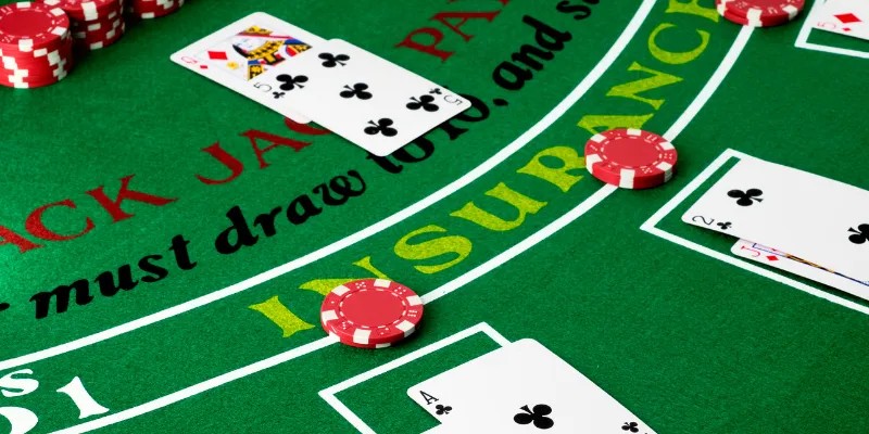 Bàn chơi sẽ hiện lên với dealer, người chơi khác